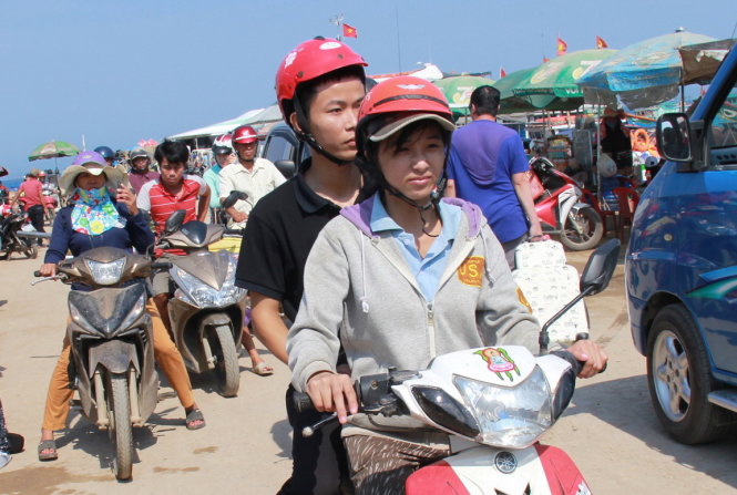 Phương làm xe ôm chở khách du lịch đến đảo Lý Sơn - Ảnh: TRẦN MAI