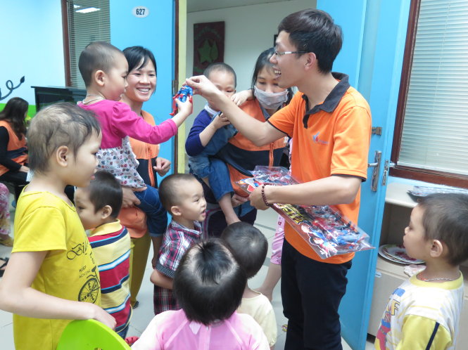 Trần Thanh Luân phát đồ chơi cho các bé trong buổi sinh hoạt tại khoa bệnh máu trẻ em (Viện Huyết học - truyền máu trung ương) 
- Ảnh: QUANG THẾ
