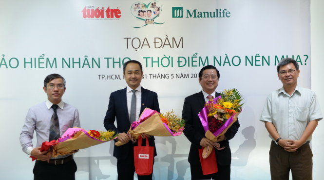 Ông Đỗ Văn Dũng - Phó TBT báo Tuổi Trẻ tặng hoa cho các khách mời tại buổi tọa đàm 