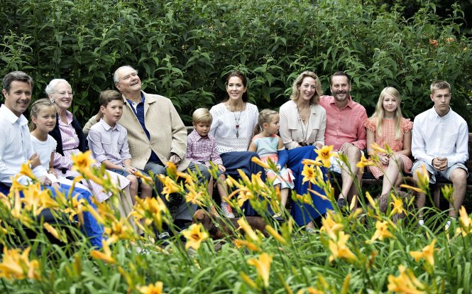 Nữ hoàng Margrethe (thứ 3 từ trái sang), hoàng tử Henrik (thứ 5 từ trái sang) và thái tử Frederik (ngoài cùng bên trái) và các con cháu khác trong hoàng gia Đan Mạch - Ảnh: Reuters