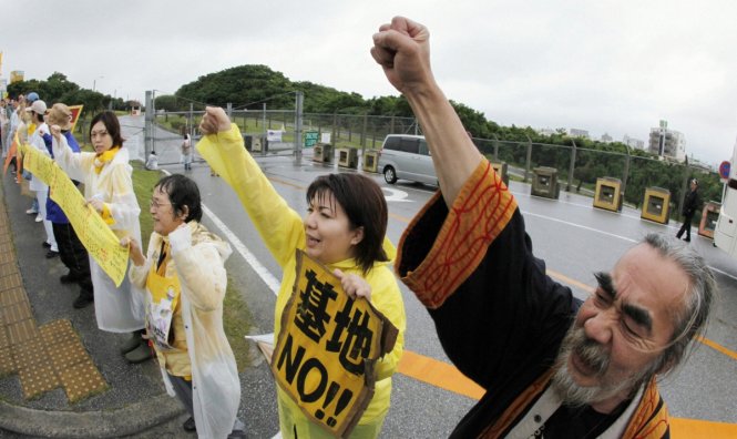 Người dân Nhật Bản biểu tình trước căn cứ không quân Futenma của Mỹ trên đảo Okinawa - Ảnh: Reuters