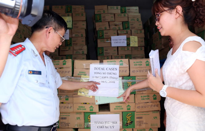 Phó chánh Thanh tra Bộ Y tế Nguyễn Văn Nhiên kiểm tra lô hàng trước khi tiêu huỷ - Ảnh: Trần Ngọc Kha