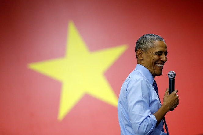 Tổng thống Obama cười “tít mắt” khi nói chuyện với thanh niên Việt Nam tại Trung tâm hội nghị Gem Center, TP.HCM ngày 25-5-2016 - Ảnh: REUTERS
