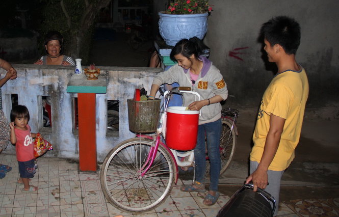 Phương cùng chiếc xe đạp rong ruổi khắp Lý Sơn với lời rao học được ở Sài Gòn: 