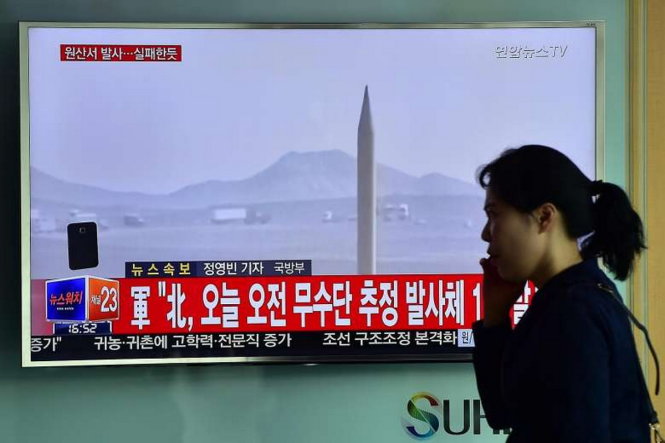 Truyền hình Hàn Quốc phát tin Triều Tiên thử tên lửa hôm 28-4 - Ảnh: AFP