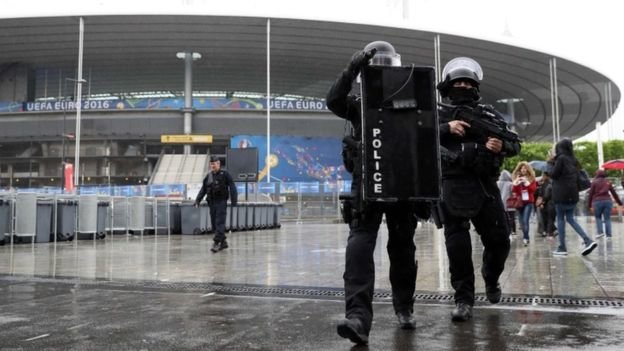 Cảnh sát Pháp đi tuần ở sân Stade de France. Ảnh: AFP