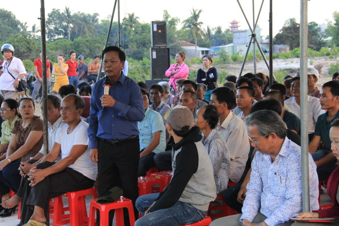 Người dân bức xúc với nhà máy xử lý nước thải của Công ty Quốc Việt tại KCN Liên Chiểu, Đà Nẵng vì xử lý môi trường lại đi gây ô nhiễm- Ảnh: TRƯỜNG TRUNG.