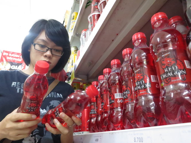 Nước uống Rồng Đỏ được bán tại siêu thị ở Q.Phú Nhuận, TP.HCM   - Ảnh: Quang Định