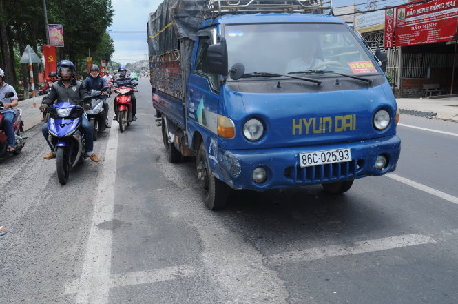 Quốc lộ 20, đoạn trước Trung tâm hành chính huyện Định Quán (Đồng Nai) bị bong tróc - Ảnh: A Lộc