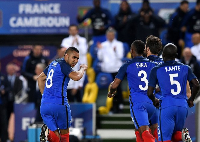 Các cầu thủ tuyển Pháp ăn mừng bàn thắng vào lưới Cameroon - Ảnh: Daily Mirror