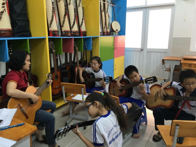Học sinh Trường tiểu học Nguyễn Bỉnh Khiêm, Q.1, TP.HCM trong một giờ học CLB âm nhạc - Ảnh: Mỹ Dung