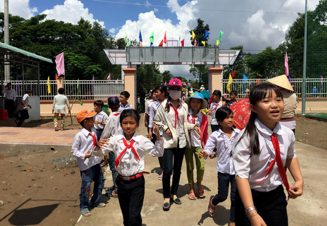 Học sinh ở xã Vị Thanh (huyện Vị Thủy, Hậu Giang) vui mừng khi có trường mới khang trang trong buổi lễ bàn giao trường – Ảnh: CHÍ QUỐC