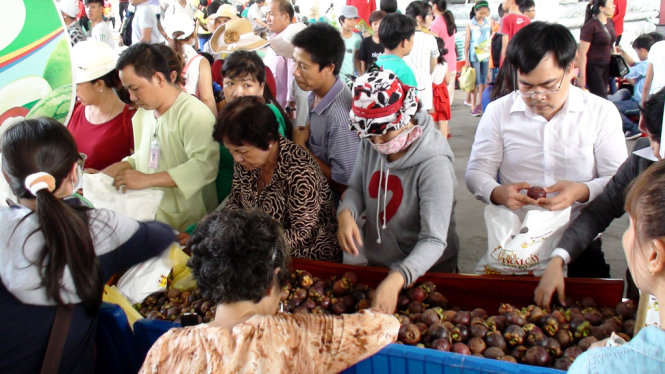 Một thuyền bán măng cụt trong lễ hội - Ảnh : Đại Việt