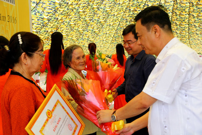 Ông Lãnh đạo tỉnh Kiên Giang và Hậu Giang cùng tặng bằng khen cho Hội Bảo trợ bệnh nhân nghèo tỉnh Kiên Giang trong buổi lễ bàn giao - Ảnh: Chí Quốc