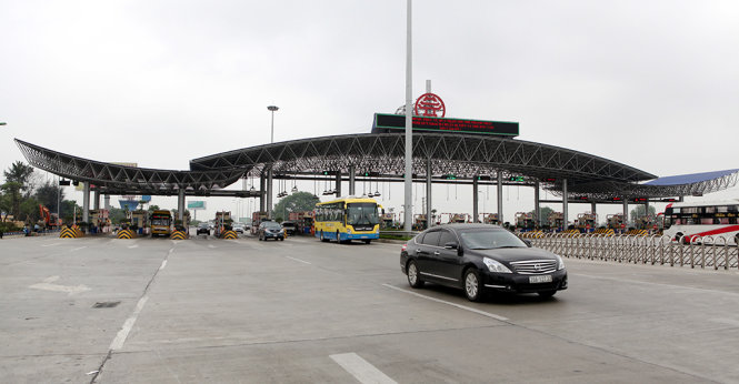 Nếu trạm thu phí để xe chờ trên 1o phút đến 20 phút mới ra khỏi trạm sẽ bị phạt 8 đến 10 triệu đồng, ảnh: trạm thu phí đường Pháp Vân - Cầu Giẽ - Ảnh: T. Phùng