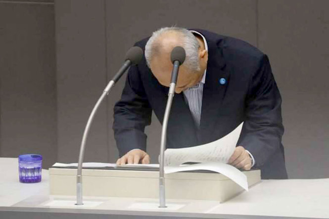 Ông Yoichi Masuzoe cúi đầu xin lỗi - Ảnh: AFP