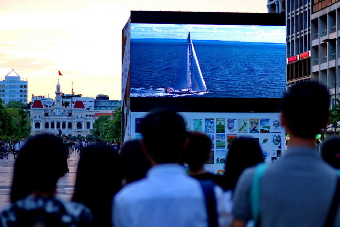 Người dân TP.HCM theo dõi các thông tin giới thiệu về New Zealand qua một màn hình lớn đặt trên đường Nguyễn Huệ - Ảnh: Ngọc Hiển