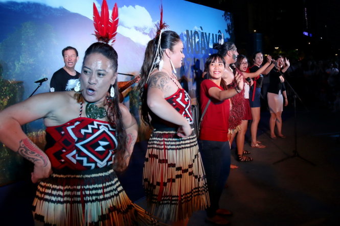 Người dân TP.HCM cùng lên sân khấu nhảy những vũ điệu truyền thống của đất nước New Zealand cùng với đoàn nghệ thuật Te Puia - Ảnh: Ngọc Hiển
