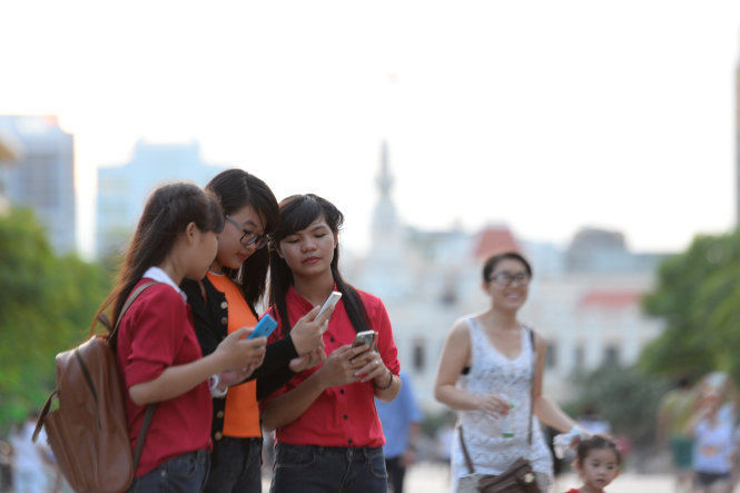 Hiện TP.HCM chỉ có một vài nơi được phủ sóng WiFi miễn phí, trong đó có phố đi bộ Nguyễn Huệ - Ảnh: HỮU KHOA