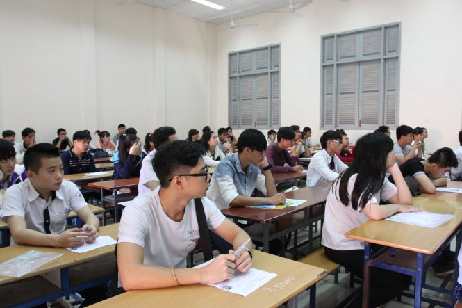 Thí sinh dự thi THPT quốc gia 2015 tại cụm thi do Trường ĐH Sài Gòn chủ trì, trong đó có học sinh tỉnh Long An - Ảnh: M.G.