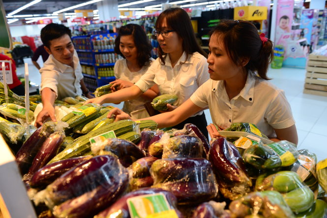 Khách hàng chọn mua rau sạch tại siêu thị Vinmart Thảo Điền, Q.2, TP.HCM - Ảnh: QUANG ĐỊNH