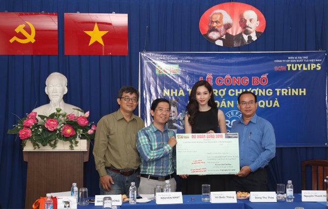 Hoa hậu Đặng Thu Thảo và đại diện báo SGGP, nhà tài trợ tại cuộc họp báo sáng 2-6. Ảnh: G.H