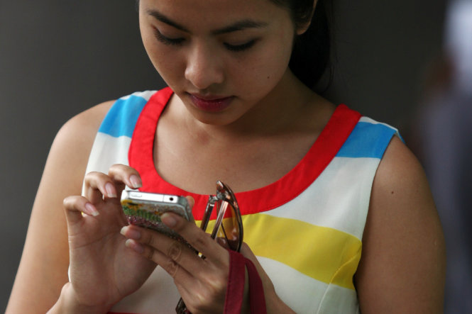 Điện thoại di động giúp nhiều người Việt Nam tiếp cận internet. - Ảnh: Gia Tiến