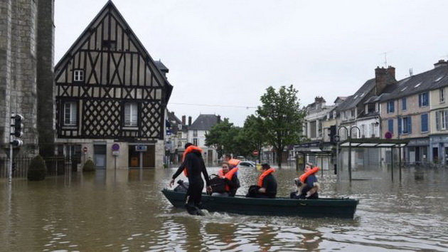 Lực lượng cứu hộ đi sơ tán dân ở dọc sông Loing, Pháp - Ảnh: AFP