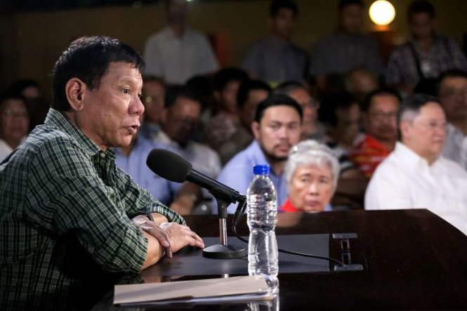 Tân Tổng thống Philippines, ông Rodrigo Duterte trong cuộc họp báo ngày 31-5 tại thành phố Davao. Ảnh: AFP