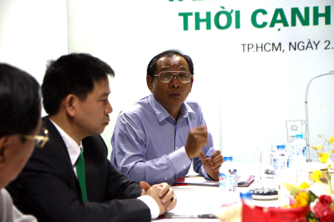 Ông Trần Quang Thắng (phải) - viện trưởng Viện Kinh tế và quản lý TP.HCM phát biểu trong buổi toạ đàm tại tòa soạn báo Tuổi Trẻ sáng 2-6 - Ảnh: NGỌC DƯƠNG