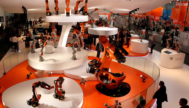 Trưng bày robot công nghiệp đủ kích cỡ tại Hannover, Đức - Ảnh: REUTERS