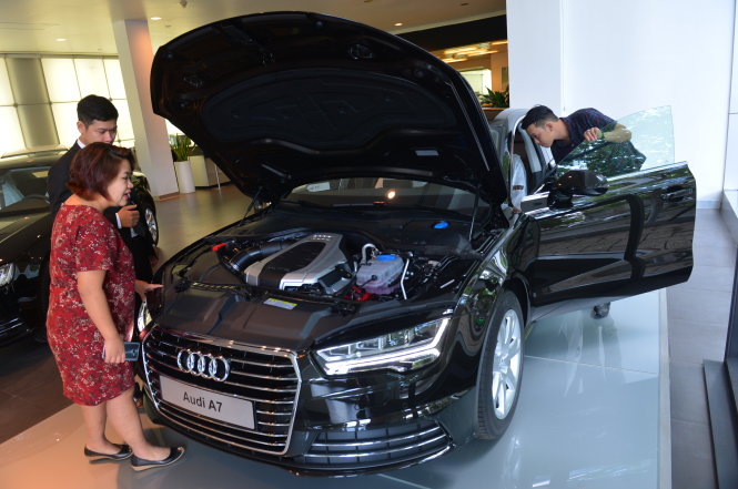 Từ ngày 1-7, thuế tiêu thụ đặc biệt đối với các loại xe có dung tích xilanh từ 2,5 lít trở lên sẽ tăng. Trong ảnh: khách hàng chọn mua xe Audi A7 tại showroom trên đường Lê Duẩn, Q.1, TP.HCM - Ảnh: Q.ĐỊNH
