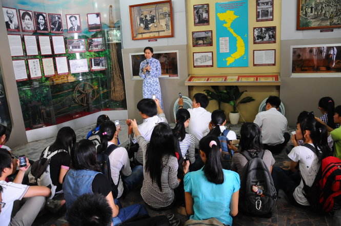 Học sinh, sinh viên tham quan, nghiên cứu tại Bảo tàng Hồ Chí Minh ở Bến Nhà Rồng - Ảnh: T.T.D.