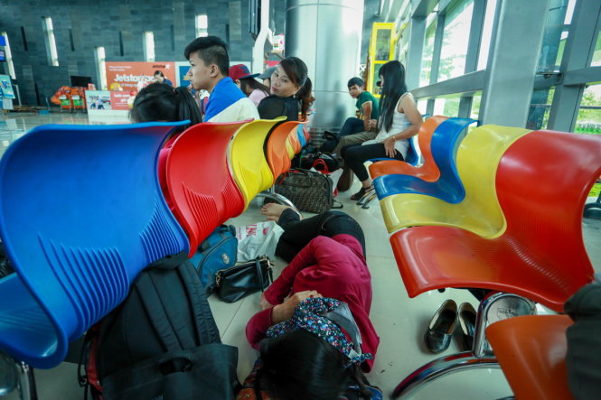 Hành khách trên chuyến bay VJ743 đi Buôn Ma Thuột - Vinh ngồi chờ tại nhà ga sân bay Buôn Ma Thuột - Ảnh: TIẾN THÀNH 