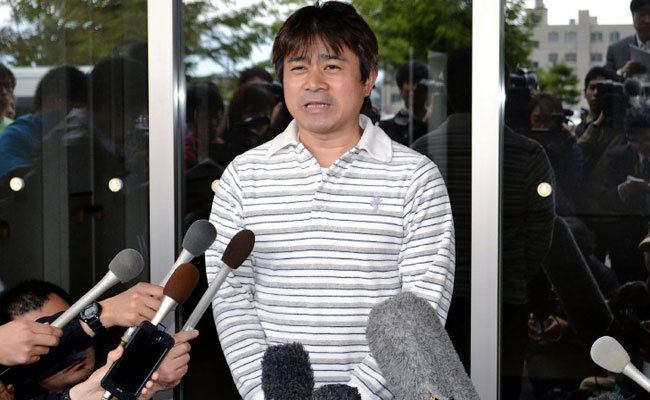 Ông Takayuki Tanooka nói lời xin lỗi sau khi con trai được tìm thấy ngày 3-6 - Ảnh: AFP