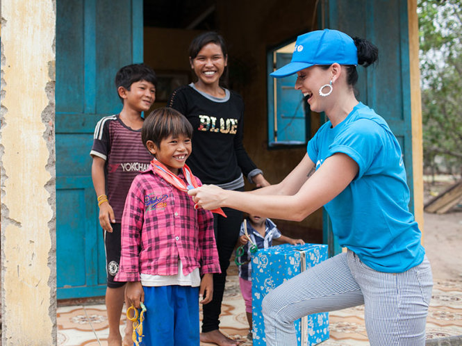 Đại sứ thiện chí của Unicef, Katy Perry, tặng cho bé Ka Da Khang chiếc khăn của cô khi tới thăm Ninh Thuận - Ảnh: UNICEF/UN020186/Quan
