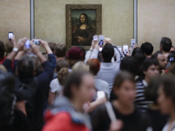 Du khách chen nhau đến trước bức họa Mona Lisa của danh họa Leonardo da Vinci tại bảo tàng Louvre tại Paris - Ảnh: AP