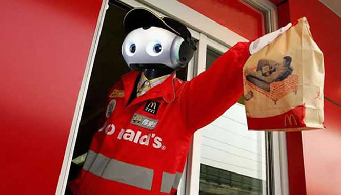 Một robot giao hàng tại cửa hàng thức ăn nhanh McDonald - Ảnh: EATER