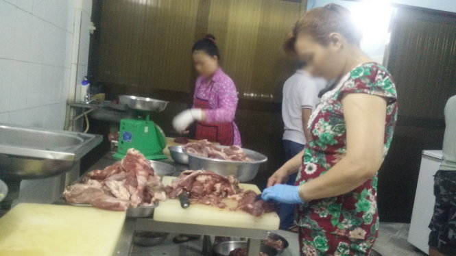 Thịt trâu đang được sơ chế để bán thành thịt bò ở điểm kinh doanh của ông Suốt - Ảnh: Hoàng Lộc