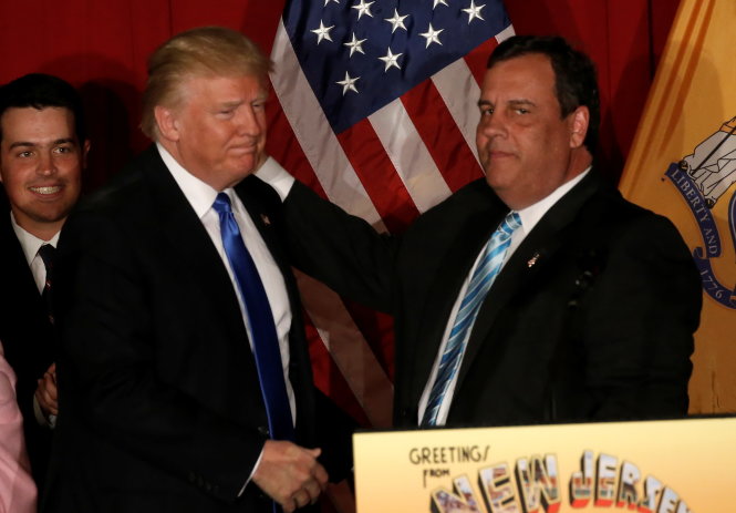Thống đốc Chris Christie (phải) tham gia vận động gây quỹ cùng ông Trump tại New Jersey, ngày 19-5 - Ảnh: Reuters