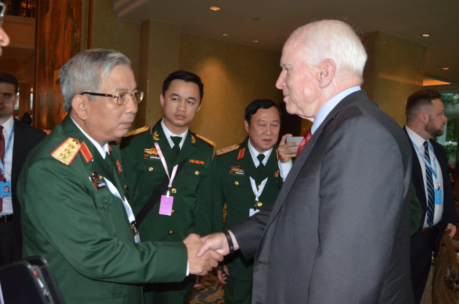 Thượng tướng Nguyễn Chí Vịnh và thượng nghị sĩ Mỹ John McCain bên lề Đối thoại Shangri-La ngày 3-6 - Ảnh: Q.Trung
