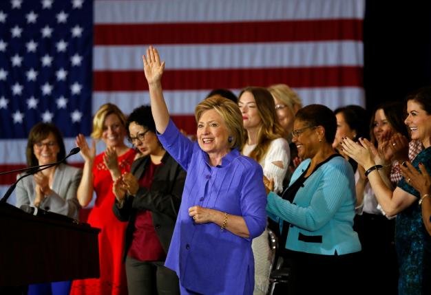 Bà Hillary Clinton tại TP Culver, California ngày 3-6 - Ảnh: REUTERS