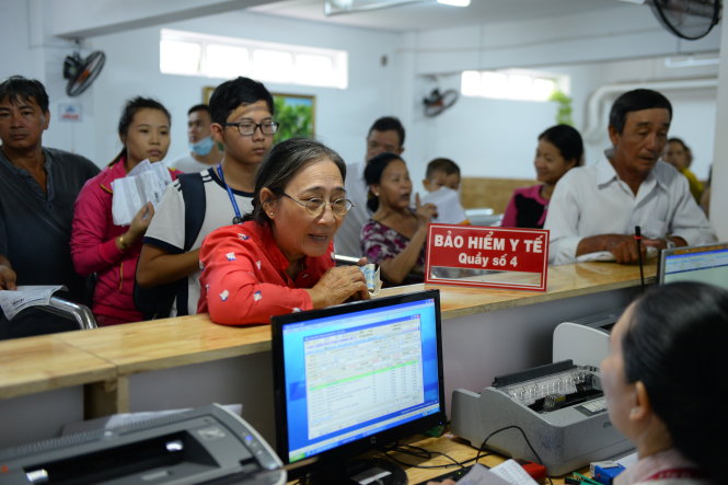 Chính phủ chủ trương tạo điều kiện cho người dân mua bảo hiểm vì hiện có đến 23% chưa có bảo hiểm y tế, với bảo hiểm xã hội là trên 75%. Trong ảnh: làm thủ tục khám chữa bệnh bằng bảo hiểm y tế tại Bệnh viện quận Thủ Đức, TP.HCM - Ảnh: Hữu Khoa