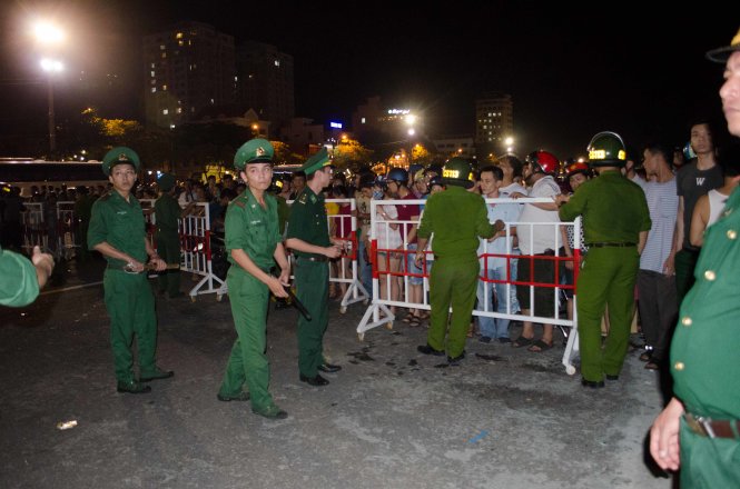 Lực lượng chức năng lập hàng rào cách ly người dân tạo khoảng trống cứu nạn - Ảnh: Tấn Lực