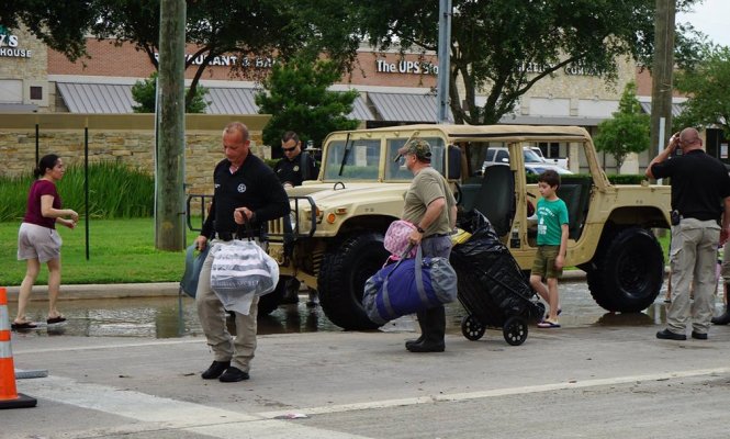 Người dân hạt Fort Bend di chuyển tài sản tránh ngập - Ảnh: Reuters