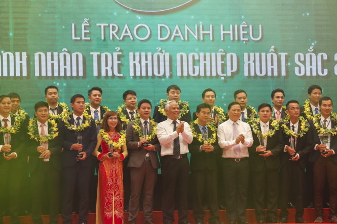 Ông Uông Chu Lưu, Phó chủ tịch Quốc hội (bên trái, tóc bạc) cùng anh Nguyễn Phi Long, Chủ tịch Hội LHTN Việt Nam trao danh hiệu DNT khởi nghiệp xuất sắc cho các DNT đoạt giải - Ảnh: Việt Dũng