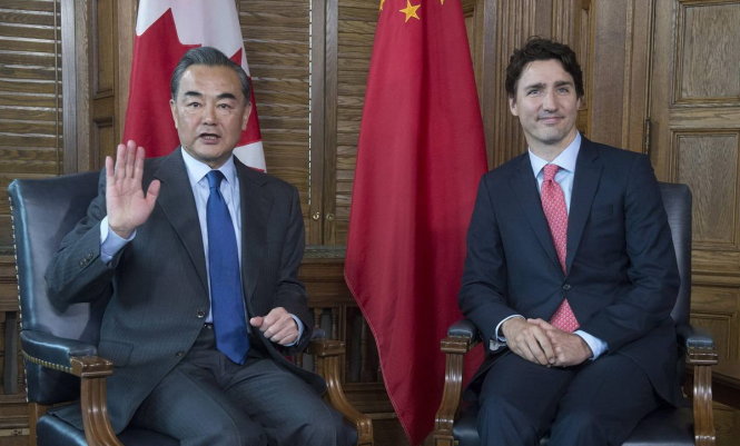 Thủ tướng Canada Justin Trudeau (phải) tại buổi gặp ông Vương Nghị hôm 1-6 ở Ottawa, Canada - Ảnh: Canada Press
