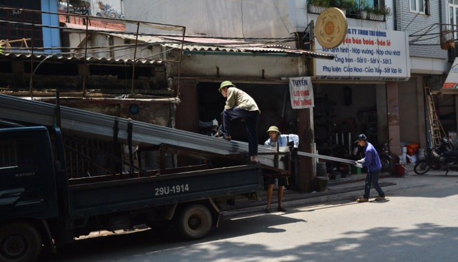 Những lao động phổ thông làm việc dưới nắng