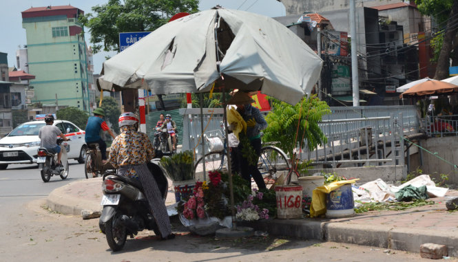 Những chiếc dù rách vẫn rất quý với người bán hàng rong trong những ngày nắng nóng