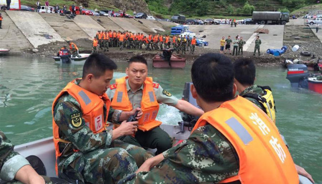 Lực lượng cứu hộ tìm kiếm nạn nhân tại hồ Bailong - Ảnh: TÂN HOA XÃ